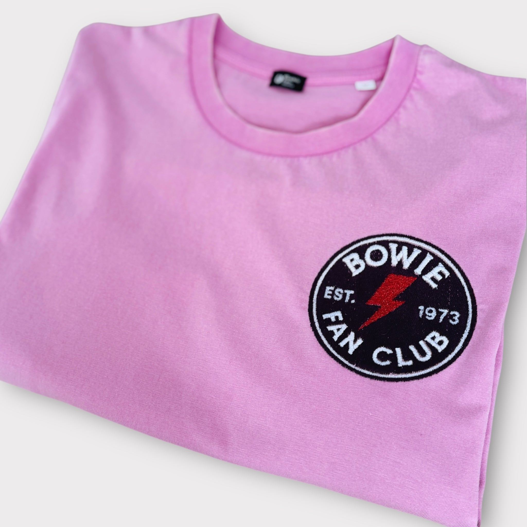 'BOWIE FANCLUB 1973 GLITTER BOLT BADGE' embroidered premium organic unisex vintage aged t-shirt