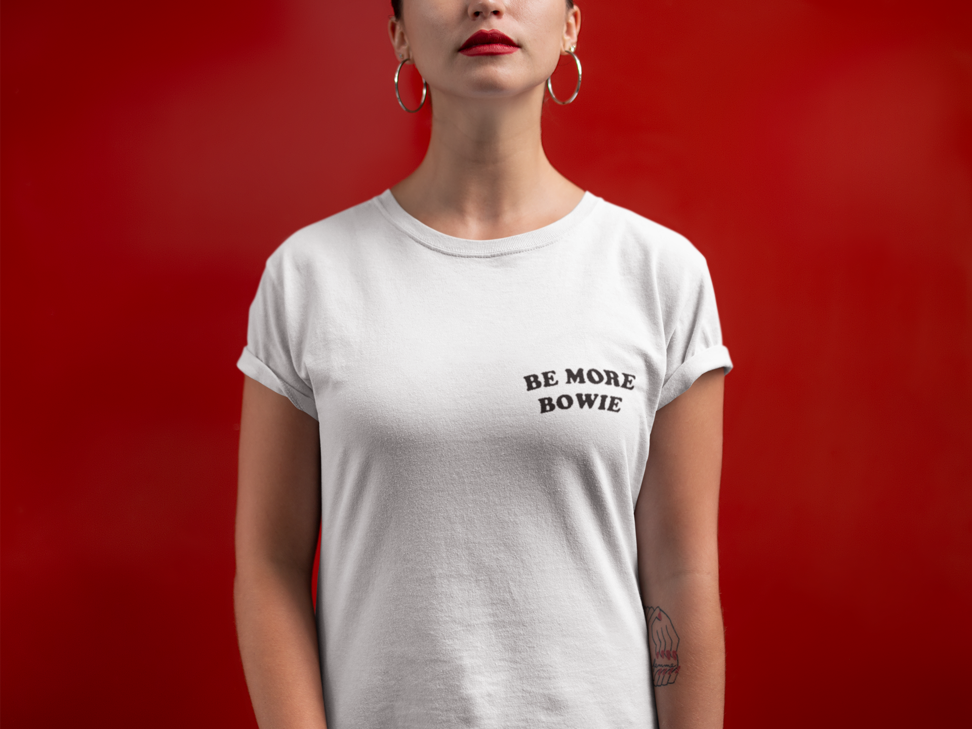 Be More Bowie Camiseta de algodón orgánico unisex bordada en el pecho izquierdo - fuente negra