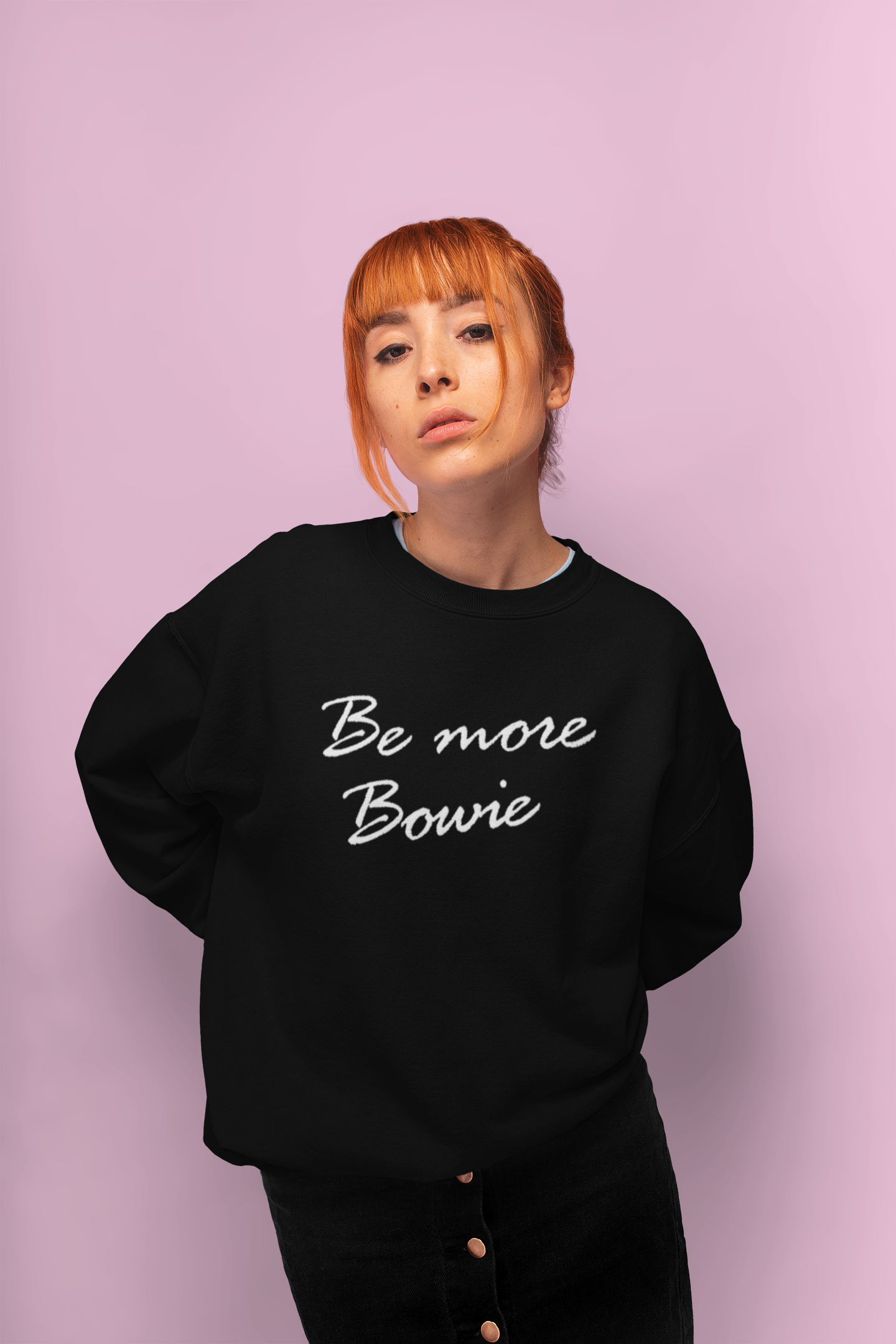 Be More Bowie 80s Font Sudadera orgánica unisex bordada - Texto blanco
