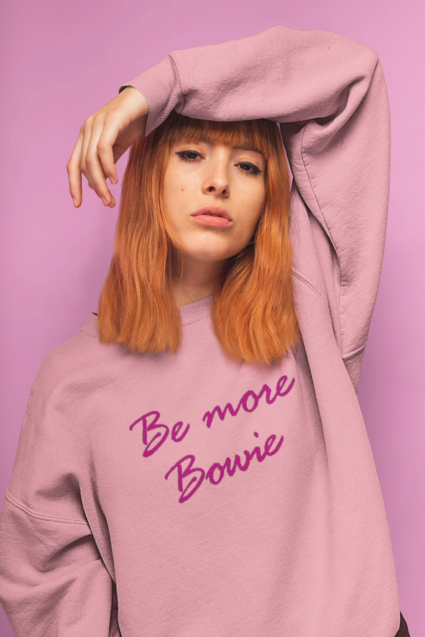 Be More Bowie 80s Font Sudadera orgánica unisex bordada - Texto rosa
