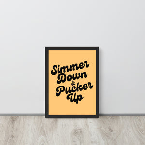Simmer Down &amp; Pucker Up 70 年代版式优质印刷带框海报 - 复古哑光金色/黑色