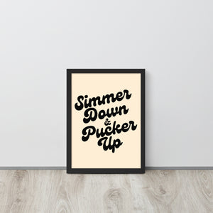 Simmer Down &amp; Pucker Up Póster enmarcado impreso premium con tipografía de los años 70 - Blanco vintage / Negro