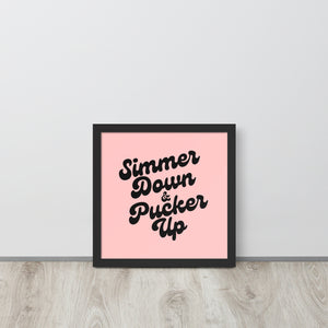 Simmer Down &amp; Pucker Up Póster enmarcado impreso premium con tipografía de los años 70 - Rosa / Negro