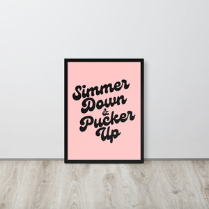 Simmer Down &amp; Pucker Up 70 年代版式优质印刷带框海报 - 粉色/黑色