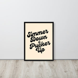 Simmer Down &amp; Pucker Up Póster enmarcado impreso premium con tipografía de los años 70 - Blanco vintage / Negro