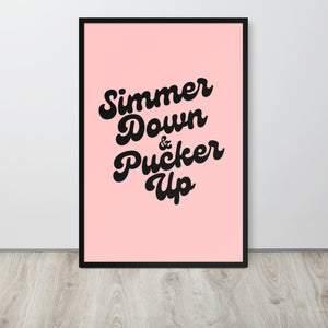 Simmer Down &amp; Pucker Up Póster enmarcado impreso premium con tipografía de los años 70 - Rosa / Negro