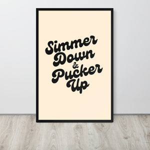 Simmer Down &amp; Pucker Up 70 年代版式优质印刷带框海报 - 复古白色/黑色