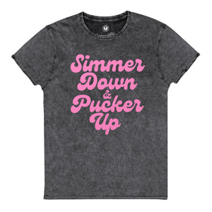 Simmer Down &amp; Pucker Up Camiseta envejecida vintage con estampado premium tipografía estilo años 70 - Estampado rosa