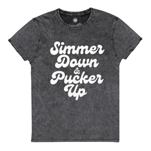 Simmer Down &amp; Pucker Up Camiseta envejecida vintage con estampado premium tipografía estilo años 70 - Estampado blanco