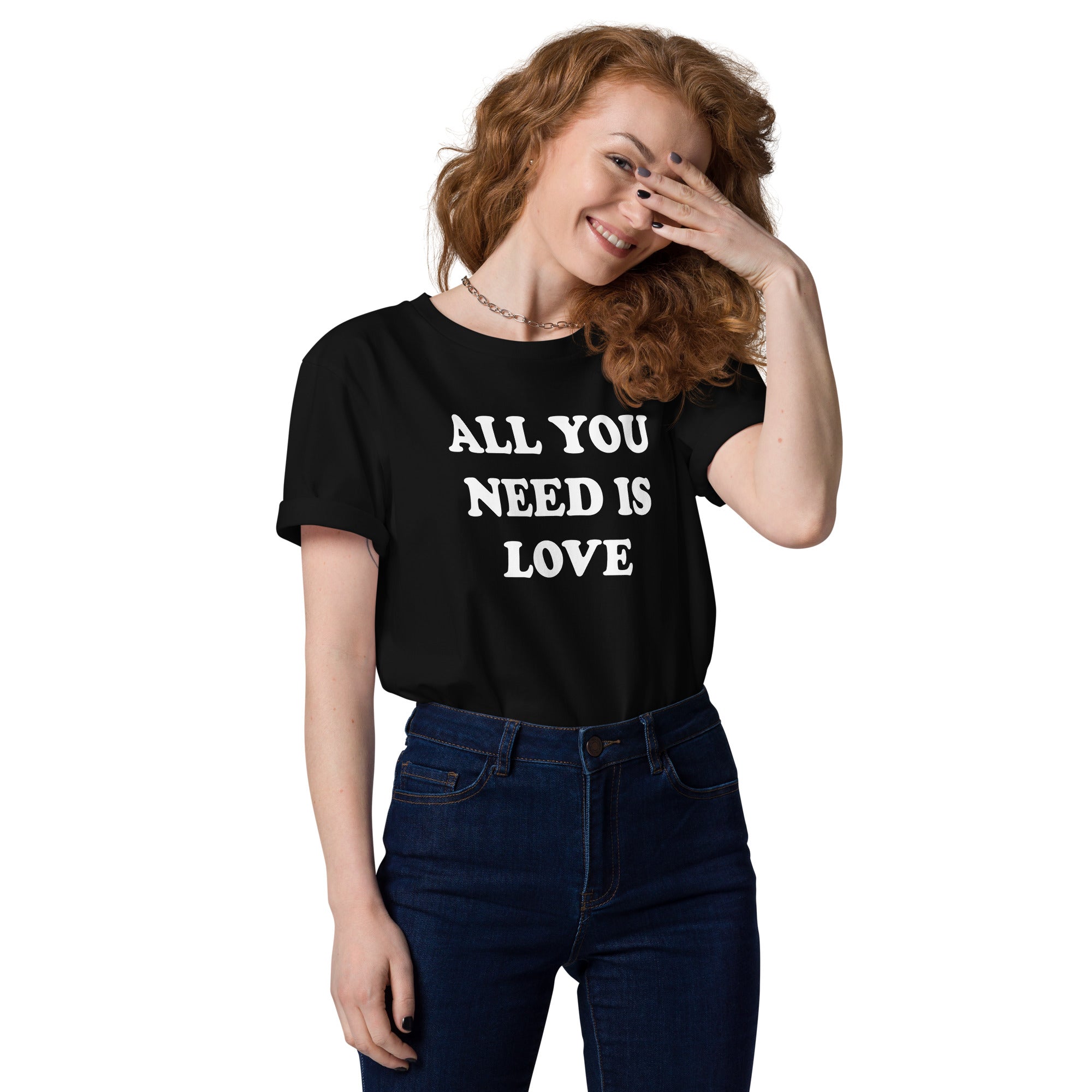 TODO LO QUE NECESITAS ES AMOR Camiseta estampada de algodón orgánico unisex (texto blanco)