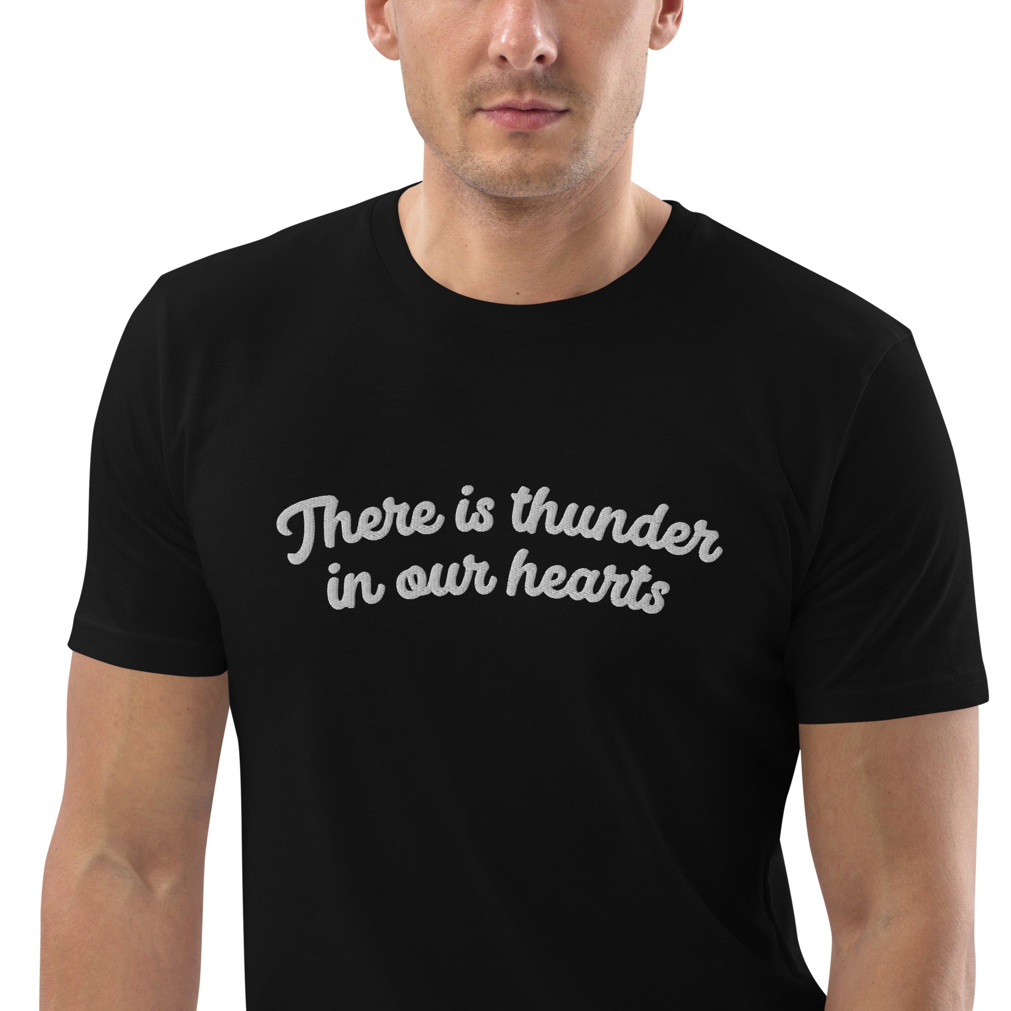 HAY TRUENO EN NUESTROS CORAZONES Camiseta bordada de algodón orgánico unisex - texto blanco