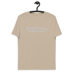 HAY TRUENO EN NUESTROS CORAZONES Camiseta bordada de algodón orgánico unisex - texto blanco