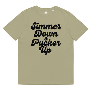 Simmer Down &amp; Pucker Up 70's Style Typography Camiseta de algodón orgánico unisex con estampado premium - Texto negro