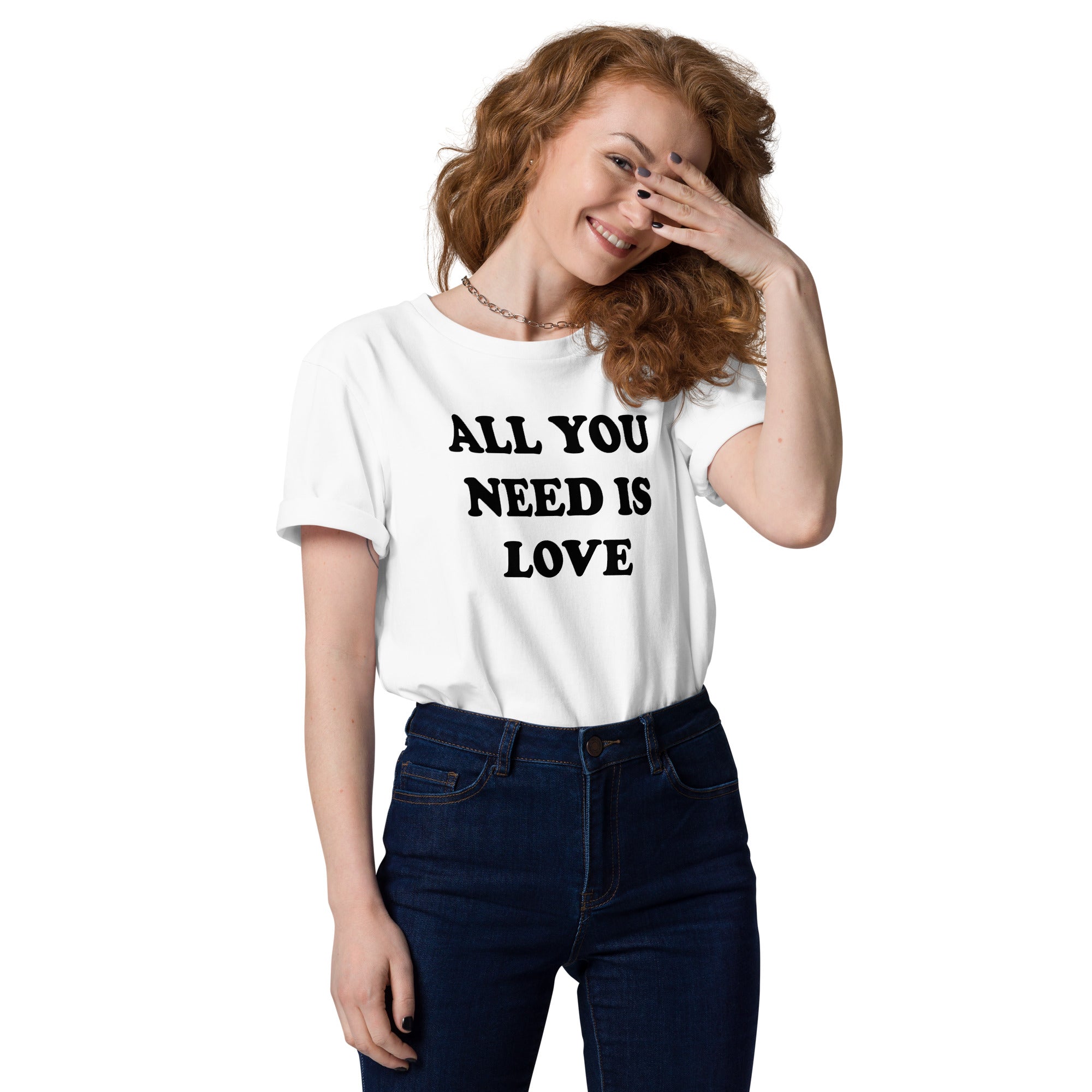 TODO LO QUE NECESITAS ES AMOR Camiseta estampada de algodón orgánico unisex (texto negro)