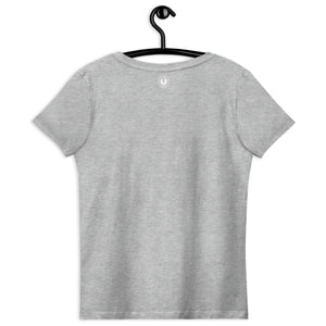 TODO LO QUE NECESITAS ES AMOR Camiseta orgánica ajustada para mujer bordada en el pecho izquierdo (texto rojo)