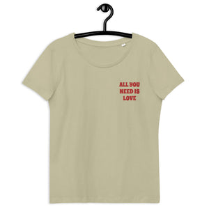 TODO LO QUE NECESITAS ES AMOR Camiseta orgánica ajustada para mujer bordada en el pecho izquierdo (texto rojo)