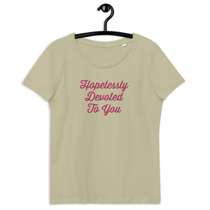 HOPELESSLY DEVOTED TO YOU Camiseta orgánica entallada de mujer bordada - texto rosa