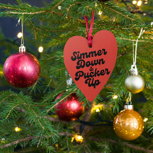 Simmer Down &amp; Pucker Up Tipografía de los años 70 Impreso Estilo vintage Adornos navideños de árbol de Navidad de madera: rojo con respaldo de leopardo