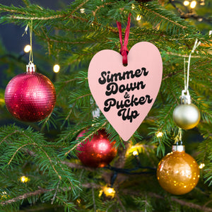 Simmer Down &amp; Pucker Up Tipografía de los años 70 Adornos navideños de árbol de Navidad de madera de estilo vintage impreso premium - Rosa con respaldo de leopardo