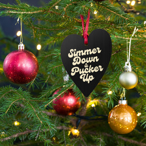 Simmer Down &amp; Pucker Up Tipografía de los años 70 Adornos navideños de árbol de Navidad de madera de estilo vintage impresos de primera calidad - Negro / Champán con estampado de estrellas en la parte posterior