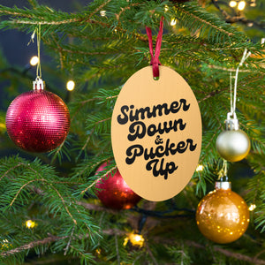 Simmer Down &amp; Pucker Up Tipografía de los años 70 Adorno navideño de árbol de Navidad de madera de estilo vintage impreso premium - Oro vintage / Negro con respaldo de leopardo