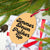 Simmer Down &amp; Pucker Up Tipografía de los años 70 Adorno navideño de árbol de Navidad de madera de estilo vintage impreso premium - Oro vintage / Negro con respaldo de leopardo