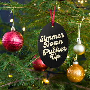Simmer Down &amp; Pucker Up 70 年代版式优质印刷复古风格木制圣诞树节日装饰品 - 黑色/香槟色，背面有星星印花