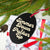 Simmer Down &amp; Pucker Up Tipografía de los años 70 Adornos navideños de árbol de Navidad de madera de estilo vintage impresos de primera calidad - Negro / Champán con estampado de estrellas en la parte posterior