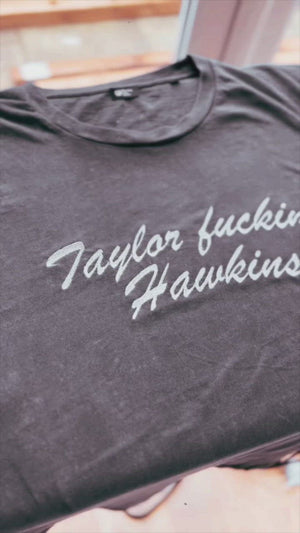 “TAYLOR FN HOWKINS”刺绣男女通用复古成衣染色有机棉 T 恤