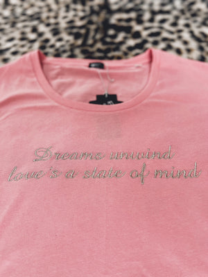 “DREAMS UNWIND LOVE'S A STATE OF MIND”刺绣女式低圆领宽松版型有机棉 T 恤