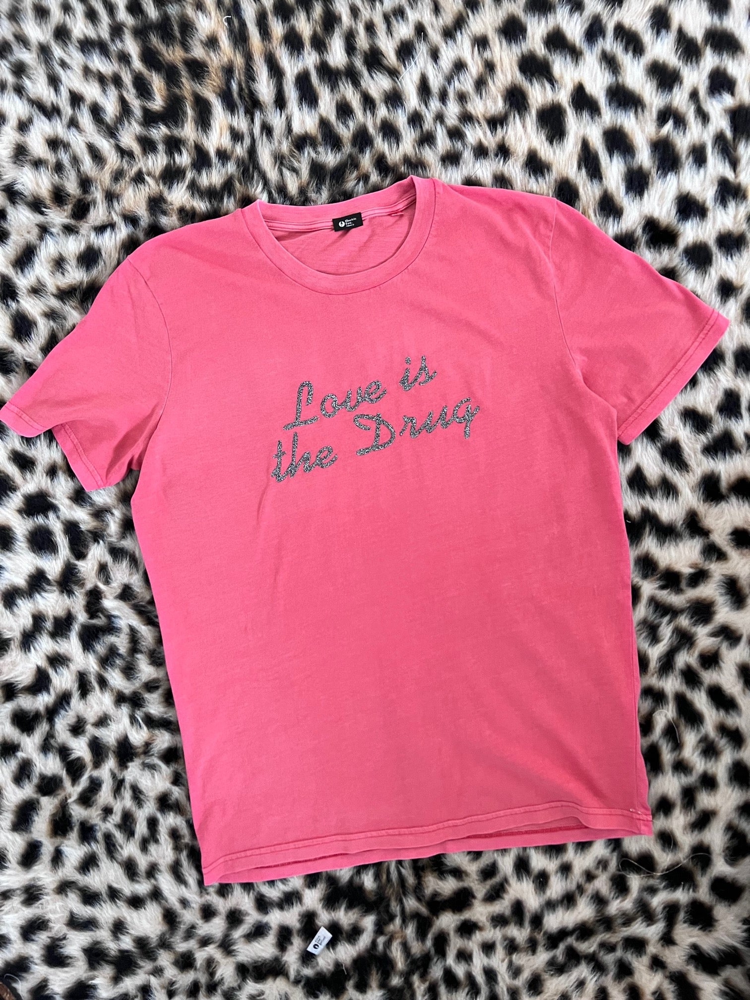 “LOVE IS THE DRUG”刺绣男女通用成衣染色有机棉 T 恤