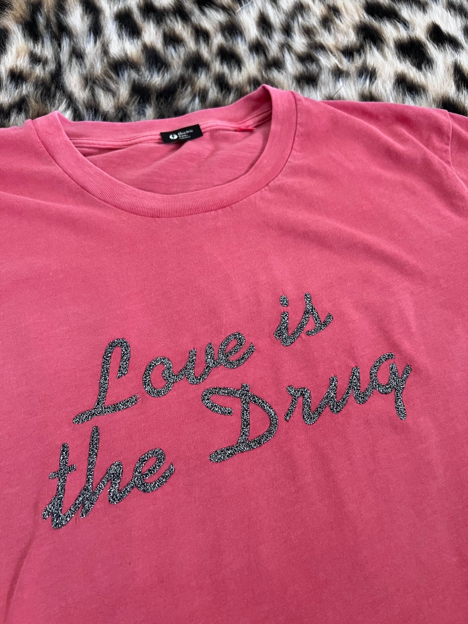 “LOVE IS THE DRUG”刺绣男女通用成衣染色有机棉 T 恤
