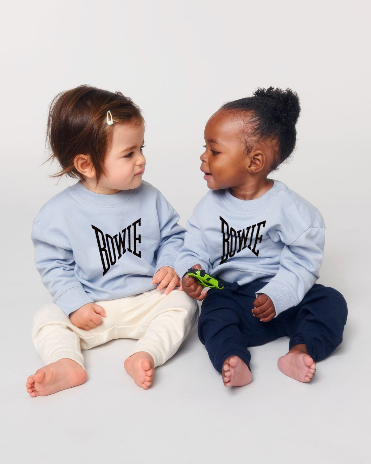“BOWIE”刺绣婴儿/幼儿有机棉圆领“MINI-CHANGER”卫衣 - 可选刺绣颜色