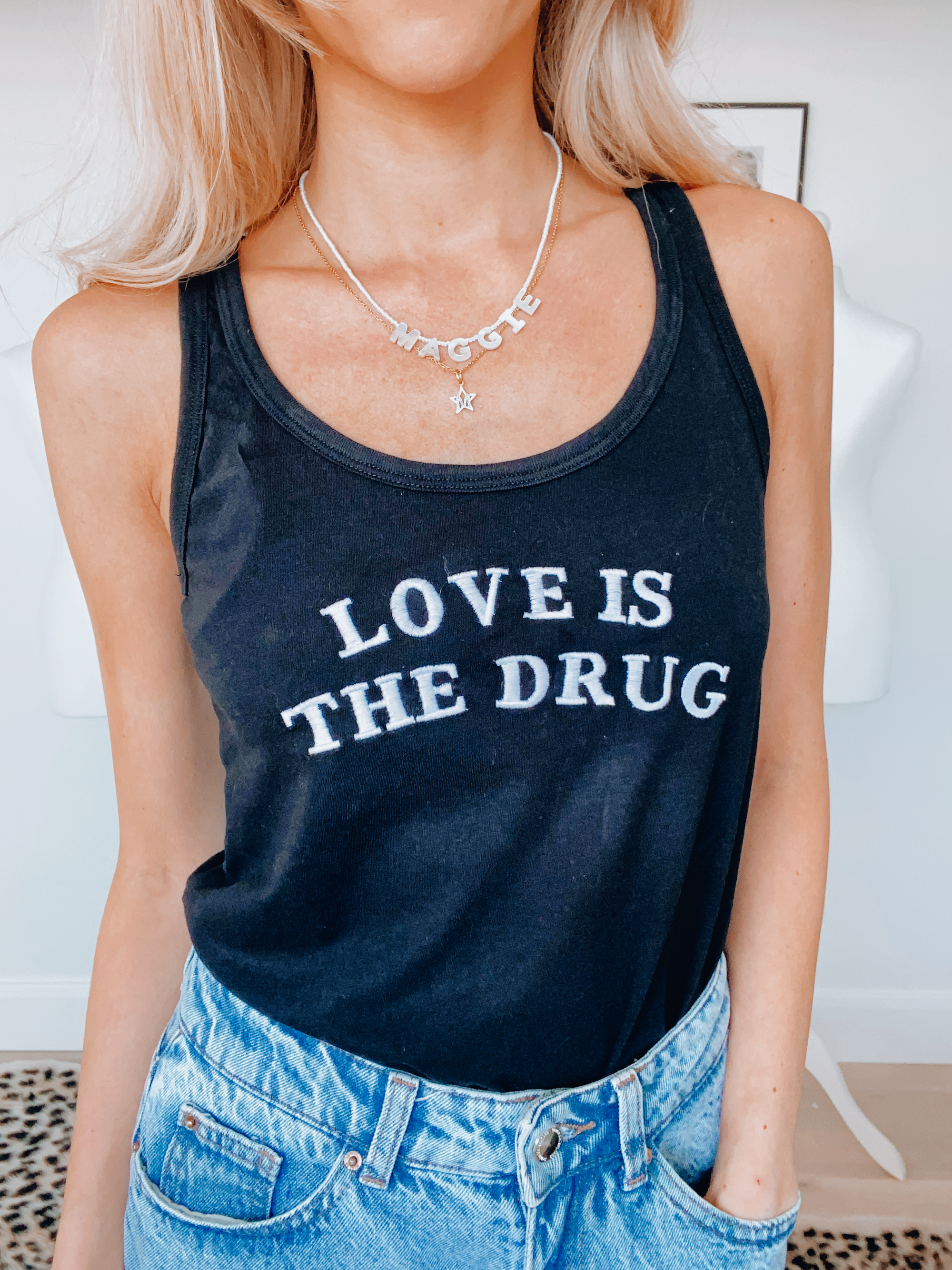 “LOVE IS THE DRUG”刺绣女式 100% 有机棉背心